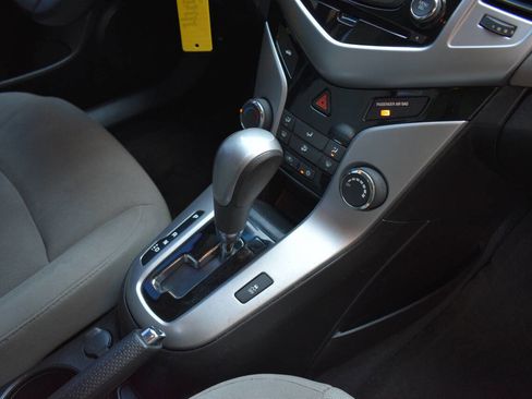 Used 2015 Chevrolet Cruze LT image 20