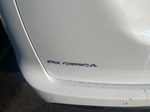 Used 2017 Chrysler Pacifica Touring-L image 21