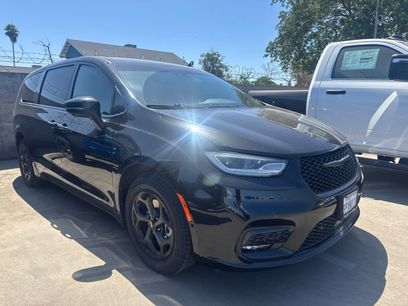 Used 2023 Chrysler Pacifica Touring-L w/ Uconnect Theater Family Group