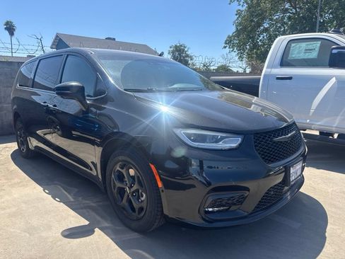 Used 2023 Chrysler Pacifica Touring-L w/ Uconnect Theater Family Group FWD image 1