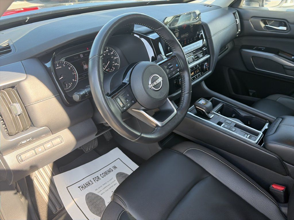 Used 2025 Nissan Pathfinder SL FWD image 11