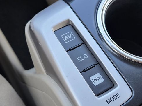 Used 2013 Toyota Prius V Three image 18