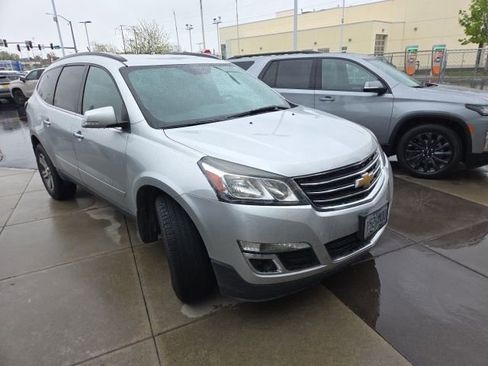 Used 2015 Chevrolet Traverse LT image 2