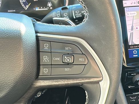 Used 2023 Jeep Grand Cherokee Limited w/ Black Appearance Package image 18