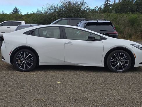 Used 2024 Toyota Prius XLE AWD/4WD image 3