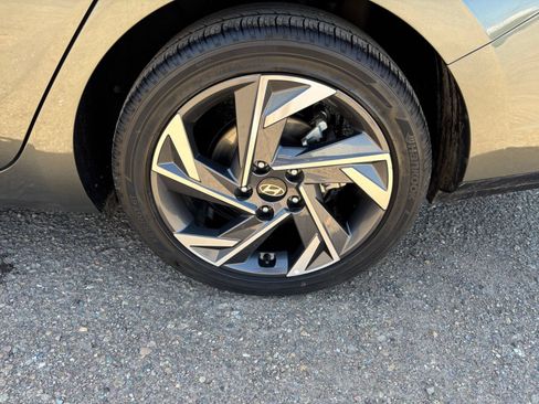 Used 2025 Hyundai Elantra SEL FWD image 31