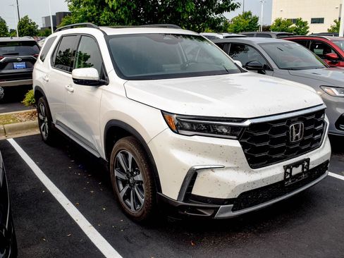 Used 2025 Honda Pilot Touring image 4