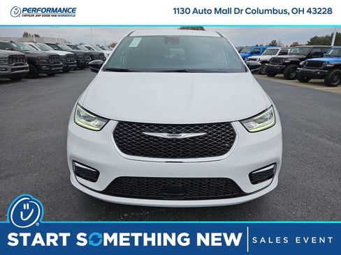 New 2026 Chrysler Pacifica Select image 2