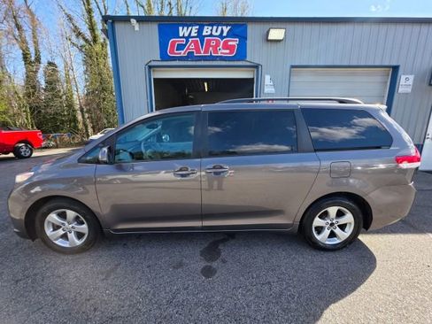 Used 2011 Toyota Sienna LE image 8