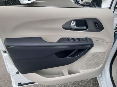 Certified 2024 Chrysler Pacifica Touring-L FWD image 17