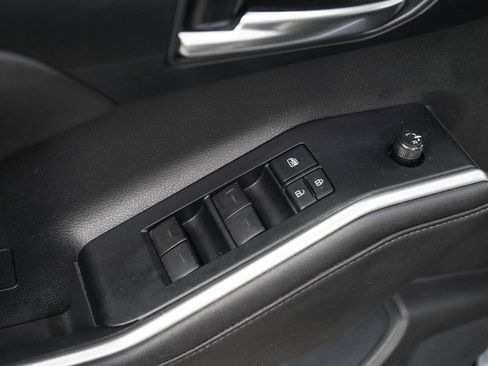 Used 2020 Toyota Highlander XLE AWD/4WD image 21