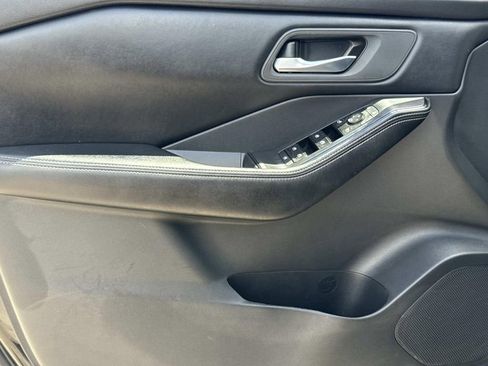 Certified 2024 Nissan Rogue SV FWD image 19
