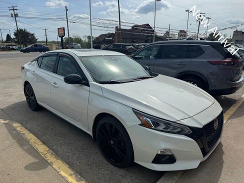 Used 2022 Nissan Altima 2.5 SR w/ Midnight Edition Package image 1