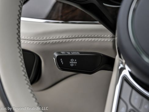 Used 2022 Bentley Bentayga image 45