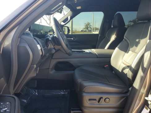 Certified 2025 Nissan Armada SL image 13