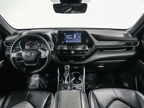 Used 2023 Toyota Highlander XSE FWD image 9