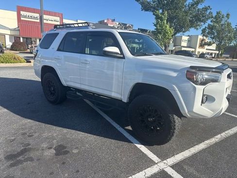 Used 2017 Toyota 4Runner SR5 AWD/4WD image 1