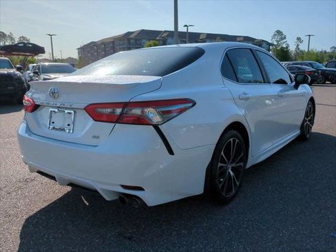 Certified 2018 Toyota Camry SE w/ Convenience Package image 6
