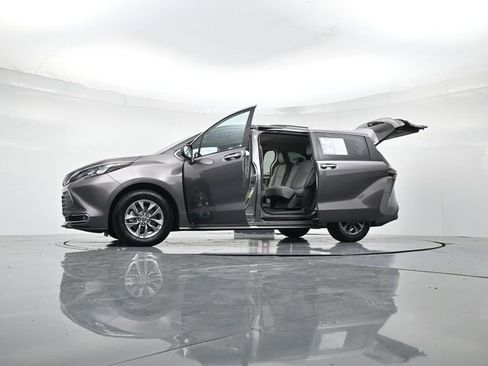 Used 2024 Toyota Sienna XLE image 52