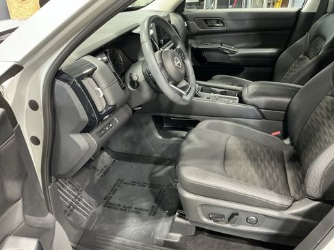 Used 2025 Nissan Pathfinder SV image 3