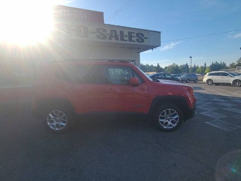 Used 2018 Jeep Renegade Latitude w/ Popular Equipment Group AWD/4WD image 2