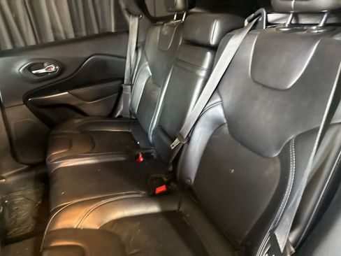 Used 2019 Jeep Cherokee Latitude Plus FWD image 17