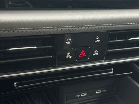 Used 2025 Volkswagen Atlas Peak Edition SE image 23