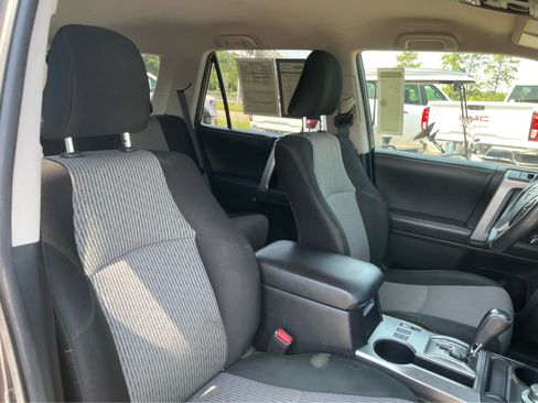 Used 2020 Toyota 4Runner SR5 AWD/4WD image 28