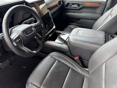 Used 2025 GMC Yukon XL Denali AWD/4WD image 5