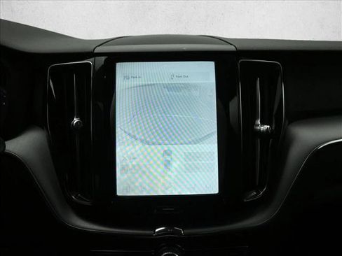 Used 2018 Volvo XC60 T5 Momentum w/ Convenience Package image 12