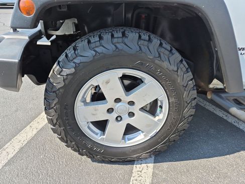 Used 2016 Jeep Wrangler Unlimited Rubicon w/ Connectivity Group AWD/4WD image 11