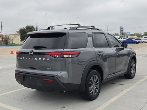 Used 2024 Nissan Pathfinder SV image 3