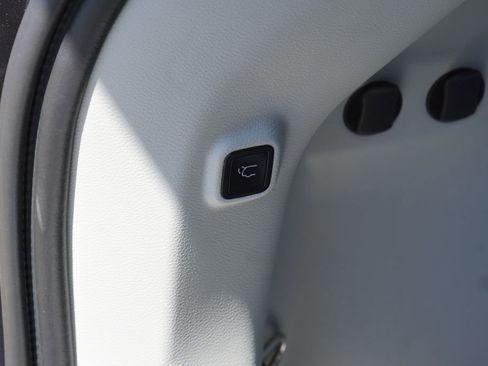 Used 2020 Jeep Cherokee Latitude Plus w/ Comfort/Convenience Group FWD image 9
