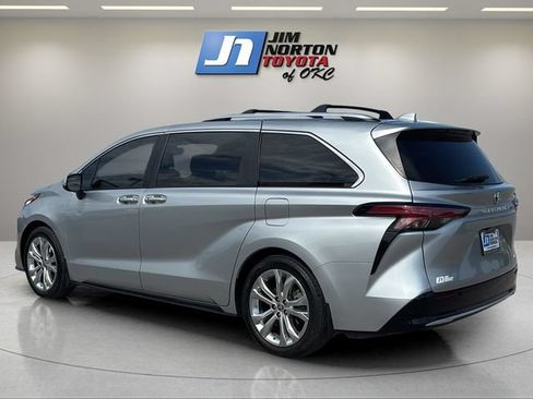 Used 2023 Toyota Sienna Platinum FWD image 7