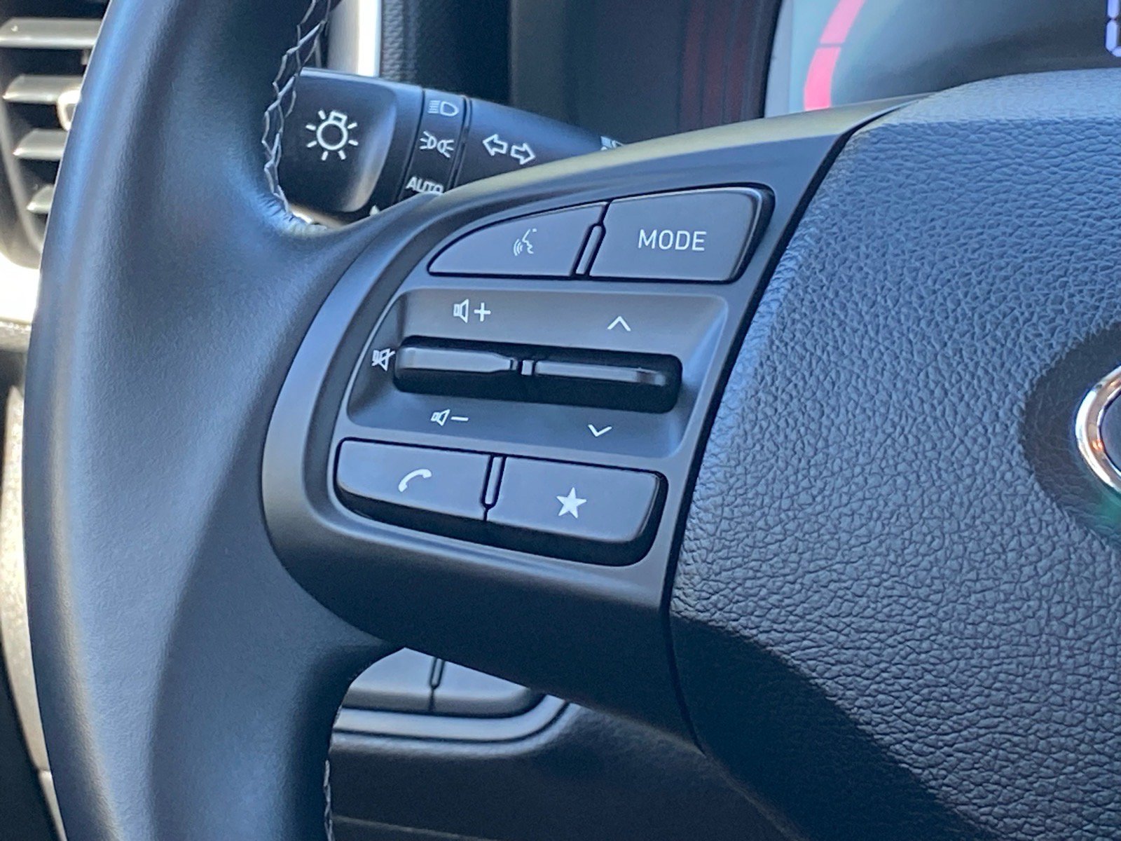 Used 2025 Hyundai Venue SEL FWD image 6