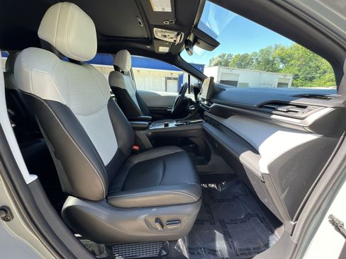 Used 2025 Toyota Sienna XSE w/ XSE Plus Package FWD image 37
