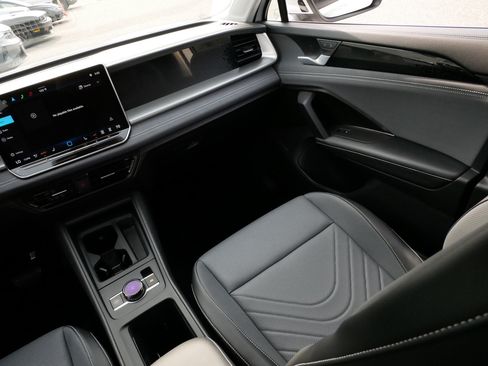 Used 2025 Volkswagen Tiguan SE w/ Panoramic Sunroof Package AWD/4WD image 11