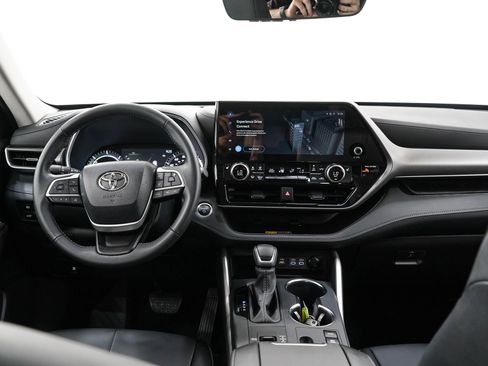 Certified 2026 Toyota Highlander XLE AWD/4WD image 17