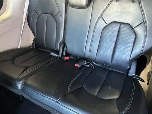 Used 2023 Chrysler Pacifica Touring-L FWD image 16