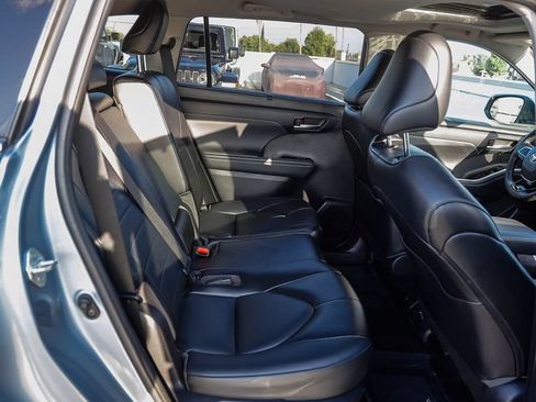 Used 2021 Toyota Highlander XLE AWD/4WD image 19