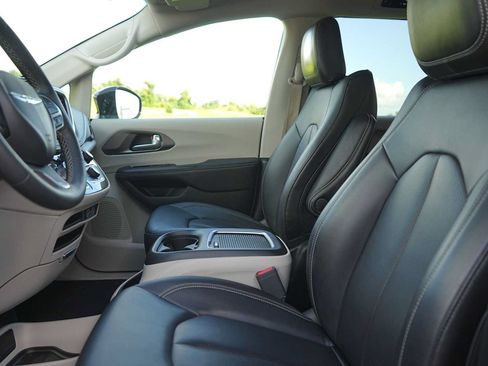 Used 2024 Chrysler Pacifica Limited FWD image 11