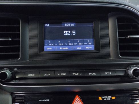 Used 2020 Hyundai Elantra SE image 25