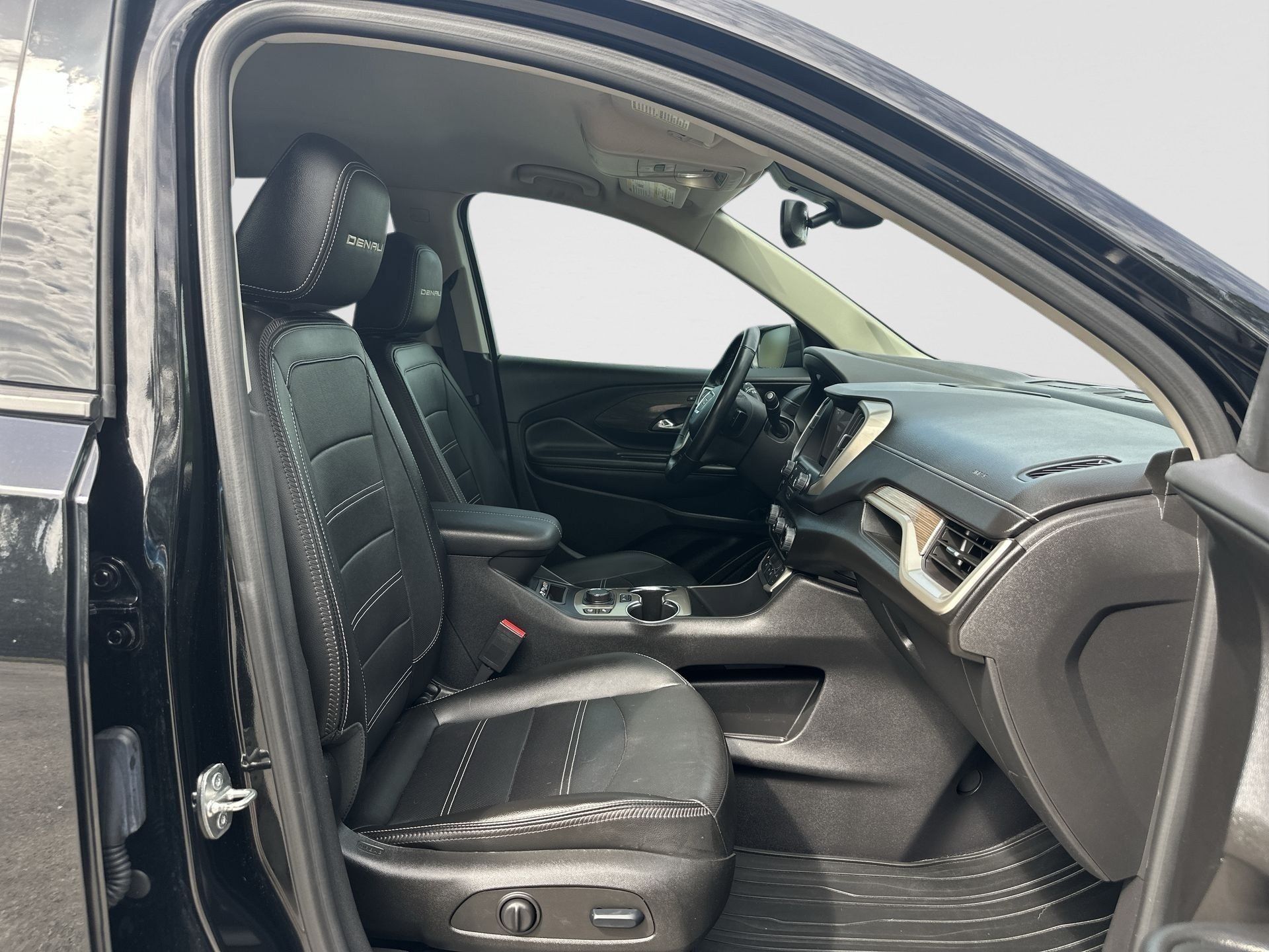 Certified 2024 GMC Terrain Denali w/ Denali Premium Package AWD/4WD image 28