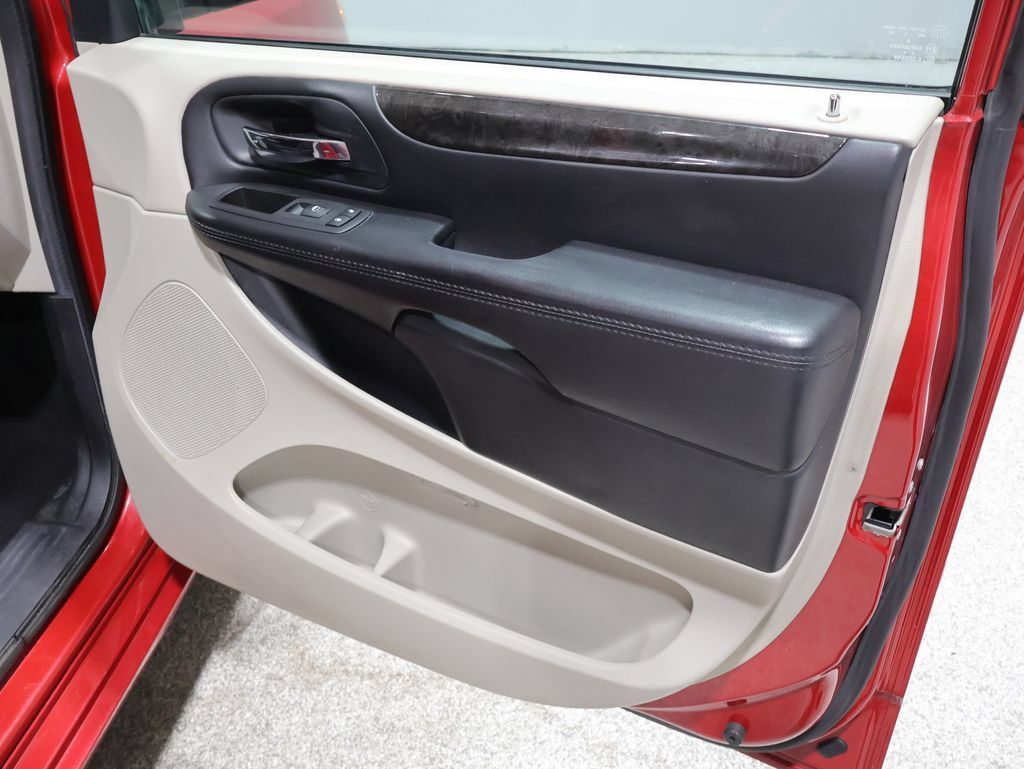 Used 2015 Dodge Grand Caravan SXT w/ Rear Park Assist Package FWD image 27