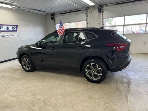 Used 2025 Chevrolet Trax LT w/ LT Convenience Package FWD image 3