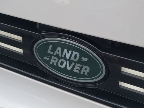 Certified 2025 Land Rover Defender 110 V8 AWD/4WD image 12