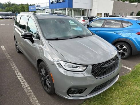 Used 2025 Chrysler Pacifica Limited FWD image 15