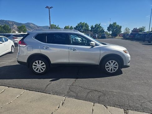 Used 2016 Nissan Rogue S w/ Appearance Package AWD/4WD image 4