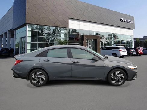 Certified 2025 Hyundai Elantra SEL image 4