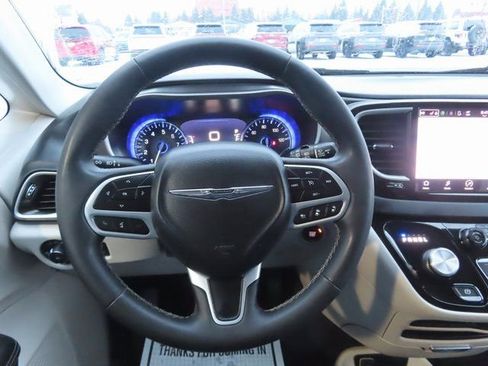 Used 2023 Chrysler Pacifica Touring-L image 33